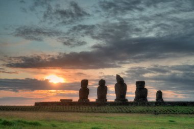 Moais 'ler gün batımında Tahai' de, Rapa Nui, Paskalya Adası. Yüksek kalite fotoğraf