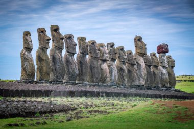 Tongariki 'de moais, Rapa Nui, Paskalya Adası. Yüksek kalite fotoğraf
