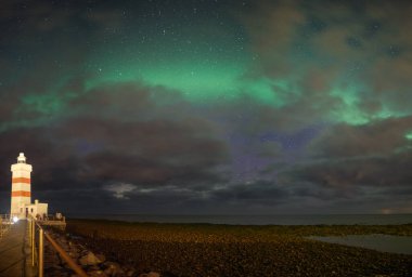 İzlanda 'da denizin üzerinde Aurora Borealis. Yüksek kalite fotoğraf