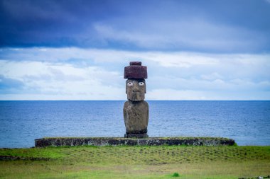 Moais 'ler gün batımında Tahai' de, Rapa Nui, Paskalya Adası. Yüksek kalite fotoğraf