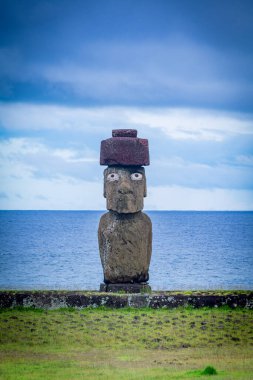 Moais 'ler gün batımında Tahai' de, Rapa Nui, Paskalya Adası. Yüksek kalite fotoğraf