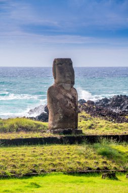 Moais 'ler gün batımında Tahai' de, Rapa Nui, Paskalya Adası. Yüksek kalite fotoğraf