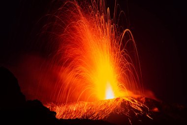 Stromboli adasında volkan patlaması. Yüksek kalite fotoğraf