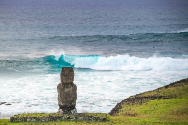 Tahai, Rapa Nui, Paskalya Adası 'nda okyanusun önünde moais. Yüksek kalite fotoğraf