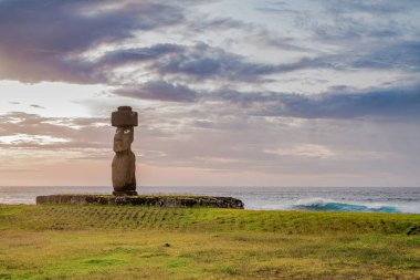 Moais 'ler gün batımında Tahai' de, Rapa Nui, Paskalya Adası. Yüksek kalite fotoğraf