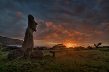 Gün doğumunda Tongariki 'de moais, Rapa Nui, Paskalya Adası. Yüksek kalite fotoğraf