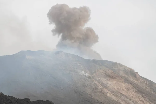 Rook Van Vulkaanuitbarsting Het Eiland Stromboli Hoge Kwaliteit Foto — Stockfoto
