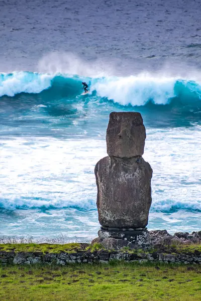 Tahai, Rapa Nui, Paskalya Adası 'nda okyanusun önünde moais. Yüksek kalite fotoğraf