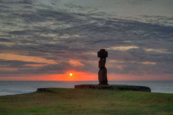 Moais 'ler gün batımında Tahai' de, Rapa Nui, Paskalya Adası. Yüksek kalite fotoğraf