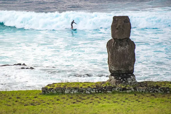 Tahai, Rapa Nui, Paskalya Adası 'nda okyanusun önünde moais. Yüksek kalite fotoğraf