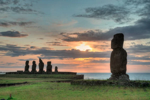 Moais 'ler gün batımında Tahai' de, Rapa Nui, Paskalya Adası. Yüksek kalite fotoğraf