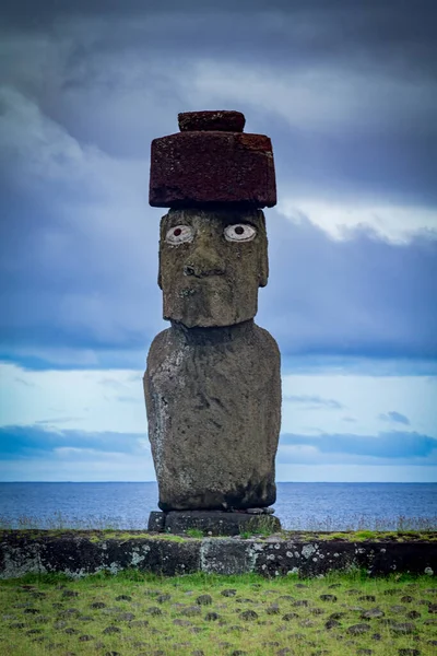 Moais 'ler gün batımında Tahai' de, Rapa Nui, Paskalya Adası. Yüksek kalite fotoğraf