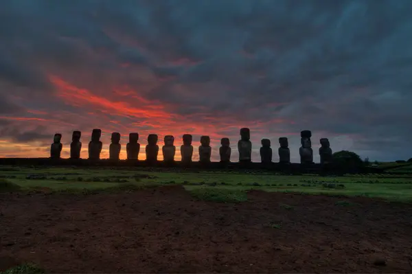 Gün doğumunda Tongariki 'de moais, Rapa Nui, Paskalya Adası. Yüksek kalite fotoğraf