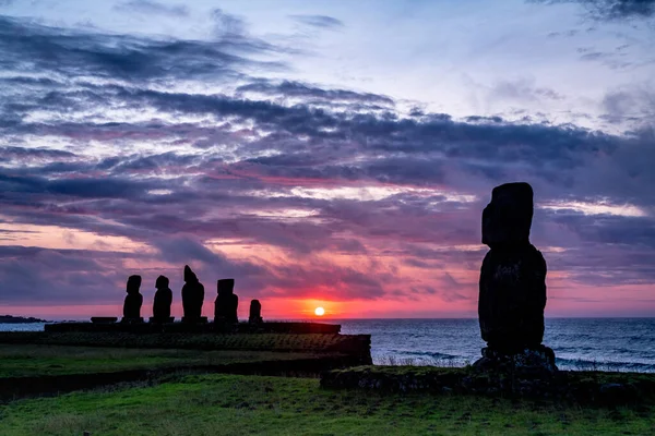 Moais 'ler gün batımında Tahai' de, Rapa Nui, Paskalya Adası. Yüksek kalite fotoğraf
