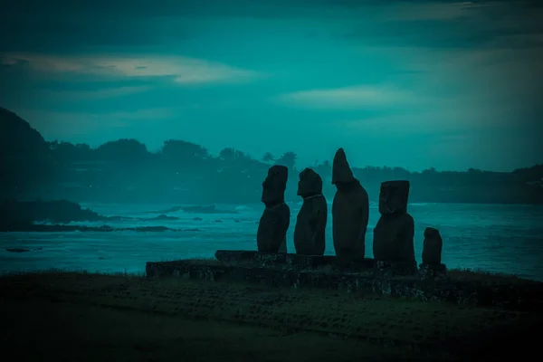 Moais 'ler gün batımında Tahai' de, Rapa Nui, Paskalya Adası. Yüksek kalite fotoğraf