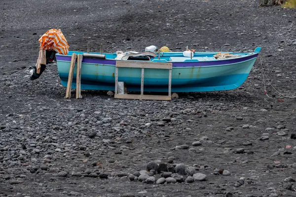 Stromboli adasındaki volkanik arazide balıkçı teknesi. Yüksek kalite fotoğraf