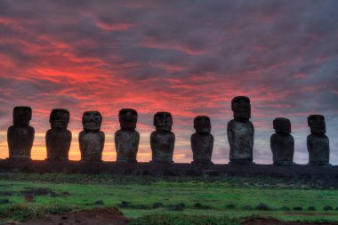 Gün doğumunda Tongariki 'de moais, Rapa Nui, Paskalya Adası. Yüksek kalite fotoğraf