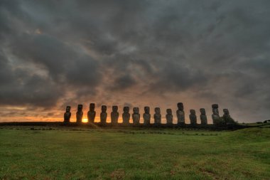 Gün doğumunda Tongariki 'de moais, Rapa Nui, Paskalya Adası. Yüksek kalite fotoğraf