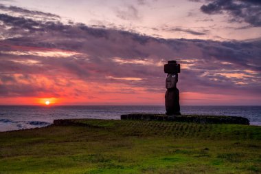 Moais 'ler gün batımında Tahai' de, Rapa Nui, Paskalya Adası. Yüksek kalite fotoğraf