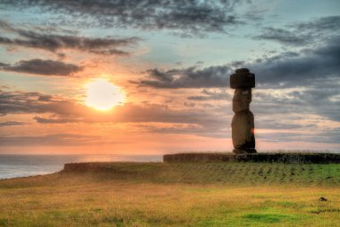 Moais 'ler gün batımında Tahai' de, Rapa Nui, Paskalya Adası. Yüksek kalite fotoğraf