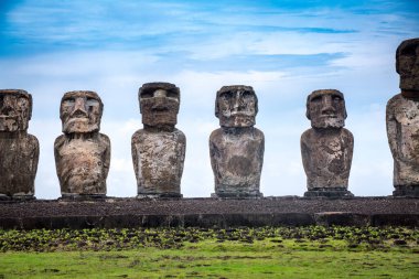 Tongariki 'de moais, Rapa Nui, Paskalya Adası. Yüksek kalite fotoğraf