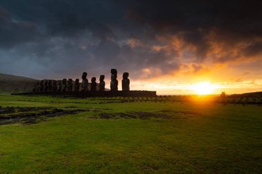 Gün doğumunda Tongariki 'de moais, Rapa Nui, Paskalya Adası. Yüksek kalite fotoğraf