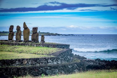 Moais 'ler gün batımında Tahai' de, Rapa Nui, Paskalya Adası. Yüksek kalite fotoğraf