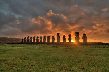 Gün doğumunda Tongariki 'de moais, Rapa Nui, Paskalya Adası. Yüksek kalite fotoğraf