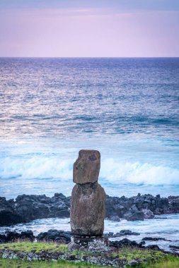 Moais 'ler gün batımında Tahai' de, Rapa Nui, Paskalya Adası. Yüksek kalite fotoğraf