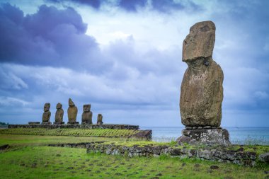 Tahai 'de moais, Rapa Nui, Paskalya Adası. Yüksek kalite fotoğraf