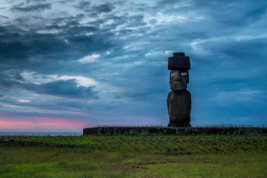 Moais 'ler gün batımında Tahai' de, Rapa Nui, Paskalya Adası. Yüksek kalite fotoğraf