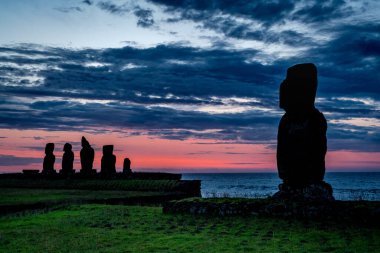 Moais 'ler gün batımında Tahai' de, Rapa Nui, Paskalya Adası. Yüksek kalite fotoğraf