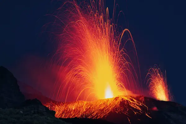 Stromboli adasında volkan patlaması. Yüksek kalite fotoğraf