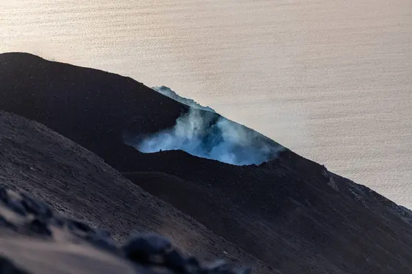Stromboli adasındaki patlayan volkandan çıkan duman. Yüksek kalite fotoğraf