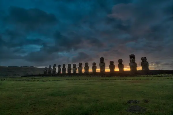 Moais Tongariki Amanecer Rapa Nui Isla Pascua Foto Alta Calidad —  Fotos de Stock