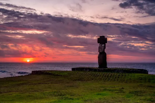 Moais 'ler gün batımında Tahai' de, Rapa Nui, Paskalya Adası. Yüksek kalite fotoğraf