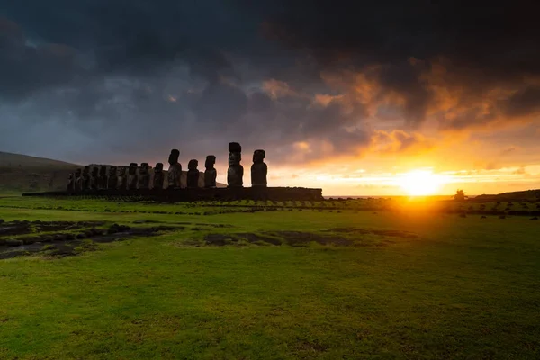 Moais Tongariki Wschodzie Słońca Rapa Nui Wyspa Wielkanocna Wysokiej Jakości — Zdjęcie stockowe
