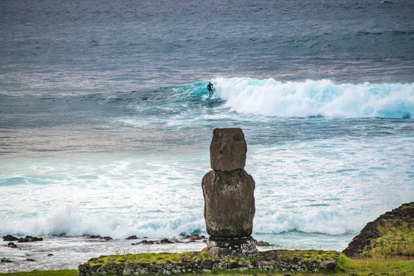 Tahai, Rapa Nui, Paskalya Adası 'nda okyanusun önünde moais. Yüksek kalite fotoğraf