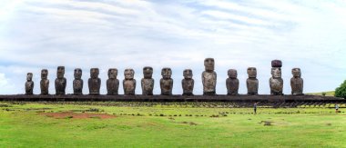 Tongariki 'de moais, Rapa Nui, Paskalya Adası. Yüksek kalite fotoğraf