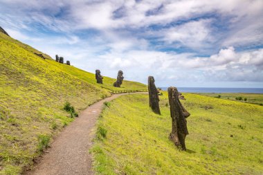 Moais, Rano Raraku taş ocağında, Rapa Nui, Paskalya Adası 'nda. Yüksek kalite fotoğraf