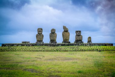 Tahai 'de moais, Rapa Nui, Paskalya Adası. Yüksek kalite fotoğraf