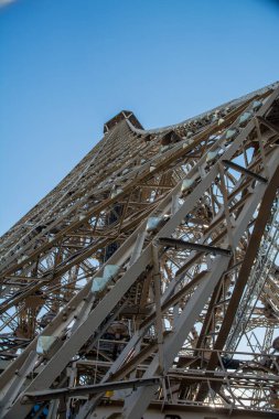 Eyfel Kulesi 'nin metalik yapısı. Yüksek kalite fotoğraf