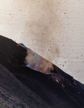 Stromboli adasındaki patlayan volkandan çıkan duman. Yüksek kalite fotoğraf