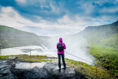 İzlanda 'daki muhteşem Gullfoss şelalesinde bir kadın. Yüksek kalite fotoğraf
