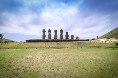 Anakena sahilinde moais, Rapa Nui, Paskalya Adası 'nda. Yüksek kalite fotoğraf