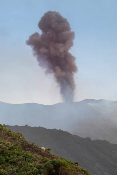 Smoke Erupting Volcano Island Stromboli High Quality Photo — Stock Photo, Image