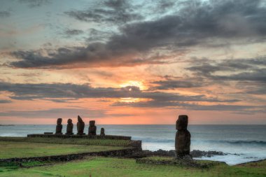 Moais 'ler gün batımında Tahai' de, Rapa Nui, Paskalya Adası. Yüksek kalite fotoğraf