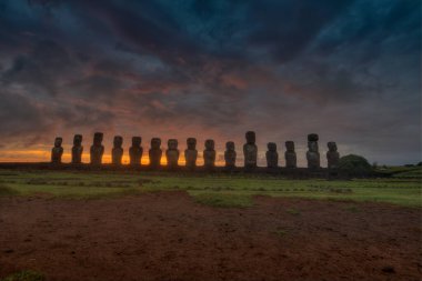 Gün doğumunda Tongariki 'de moais, Rapa Nui, Paskalya Adası. Yüksek kalite fotoğraf