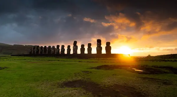 Moais Tongariki Při Východu Slunce Rapa Nui Velikonoční Ostrov Kvalitní — Stock fotografie