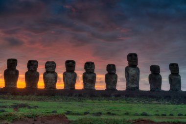 Gün doğumunda Tongariki 'de moais, Rapa Nui, Paskalya Adası. Yüksek kalite fotoğraf